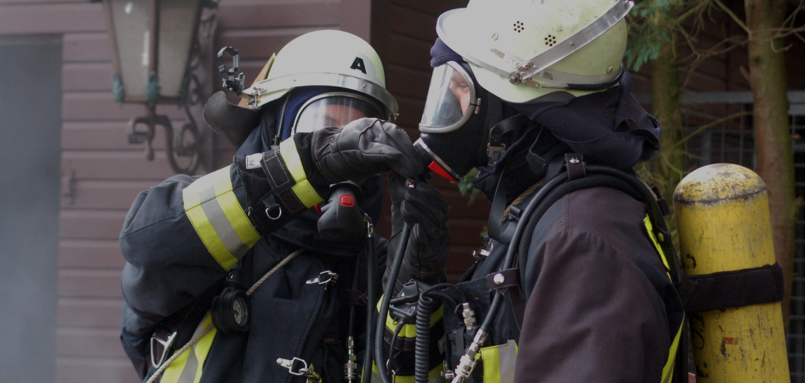 photo d'illustration de la formation ARI-FPS. Deux pompiers avec des masques et bouteilles à oxygène.