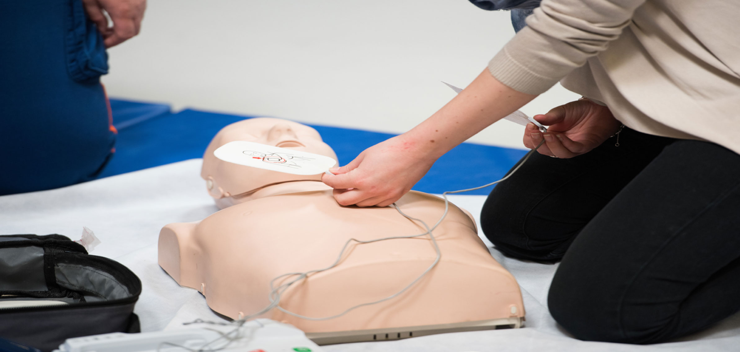 Photo illustrant une formation pour apprendre à utiliser un défibrillateur sur un mannequin. Formation secourisme DAE