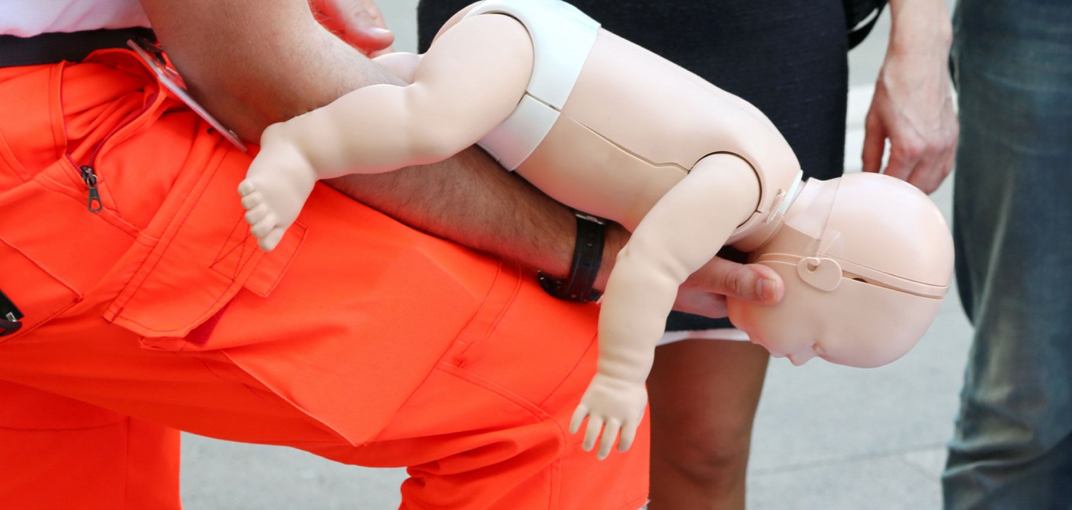 Photo illustrant un secouriste en train de faire la manoeuvre de Mofenson sur un mannequin de bébé. Photo illustrant la formation secourisme GUJE Geste d'urgence jeunes enfants
