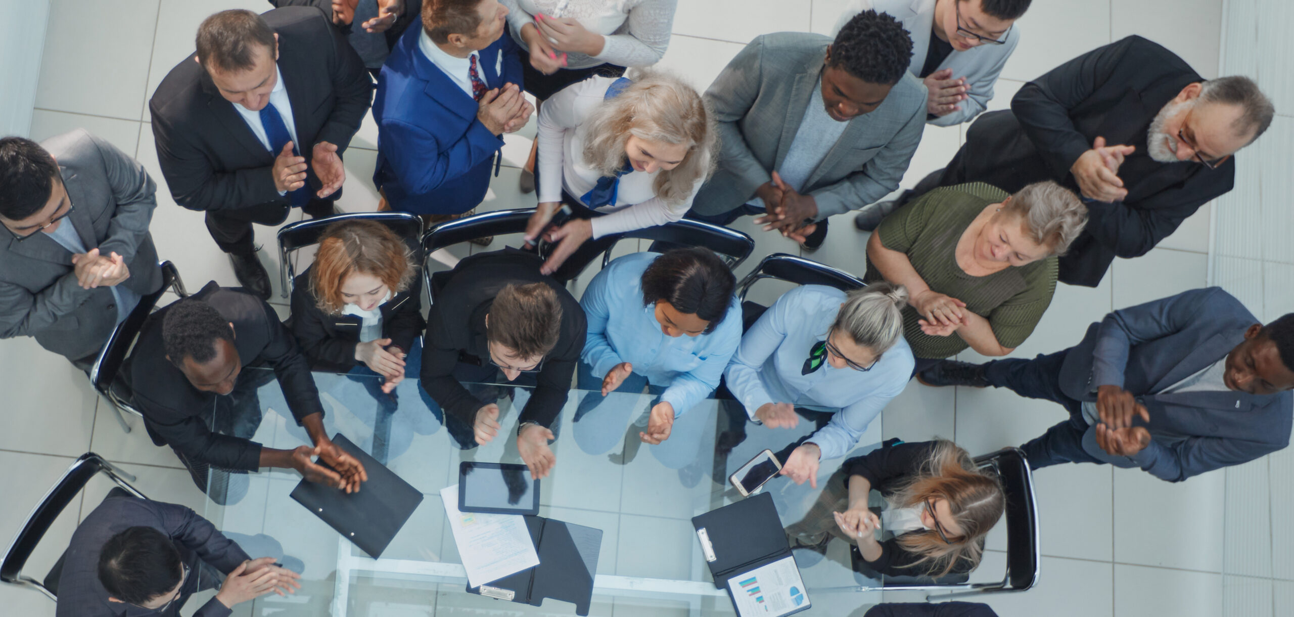 photo d'illustration de la formation FIUM-FPS. Camion blanc avec inscrit unité mobile formation incendie.
